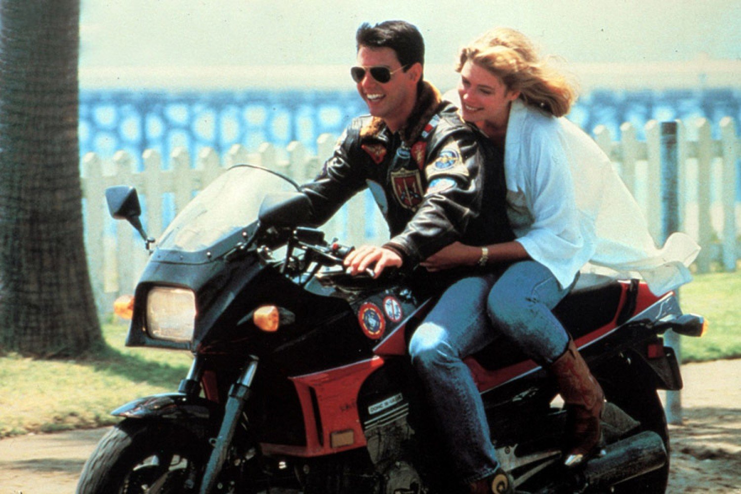 does tom cruise drive the motorcycle in top gun
